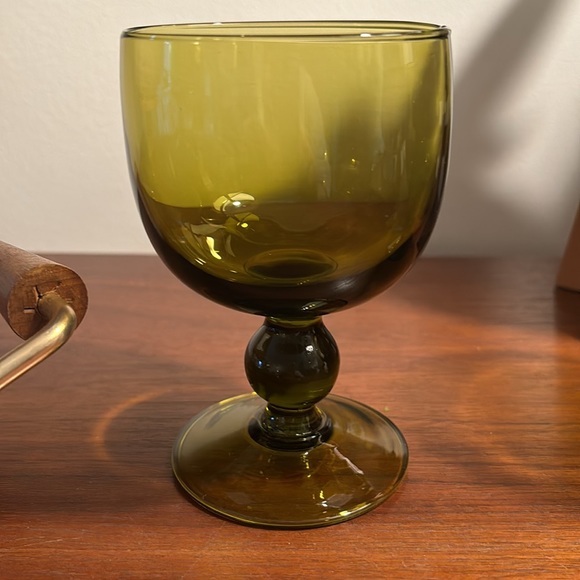 4  green Mid-Mod wine/cocktail glasses - Picture 4 of 8